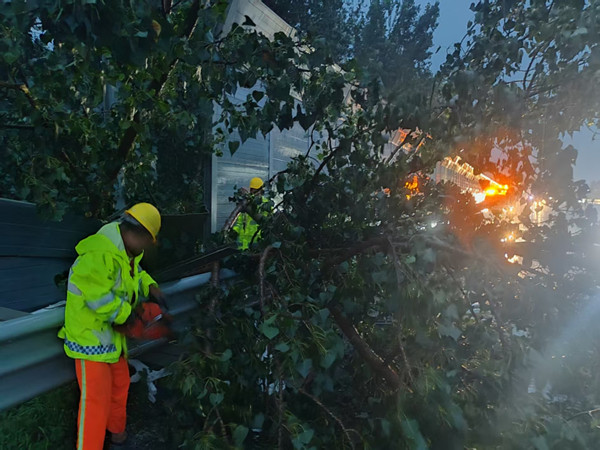 2025.8.12第一工區(qū)雨夜清障_副本.jpg 2025.8.12第一工區(qū)雨夜清障_副本.jpg